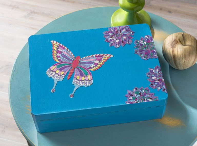 Decorate a memory box with coloring pages