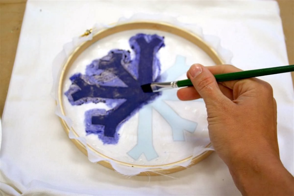 Painting on the DIY silk screen with Speedball paint